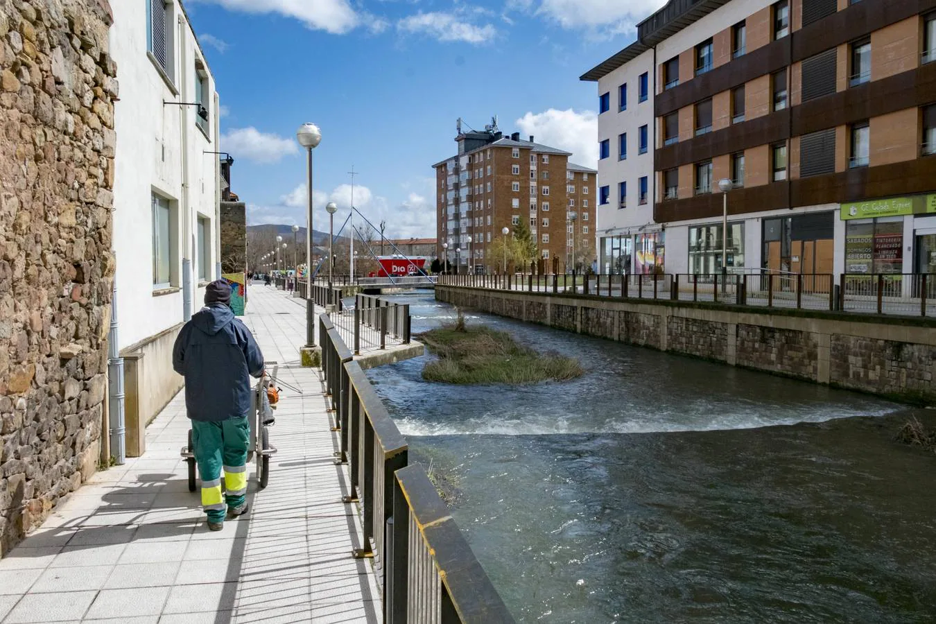 El proyecto de Galería Vertical, el oso de Okuda, los obreros del metal de Ibarrola y las mejoras en los paseis fluviales han convertido esta zona en el principal reclamo turístico de la capital campurriana