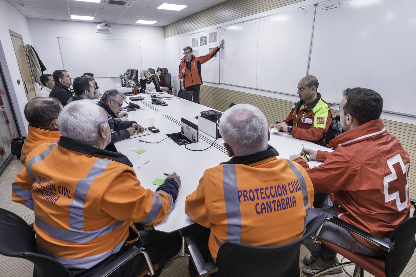 Miembros del 112, Cruz Roja, Protección Civil y Guardia Civil se han reunido para analizar las conclusiones del dispositivo de búsqueda desplegado en la comarca de Colindres