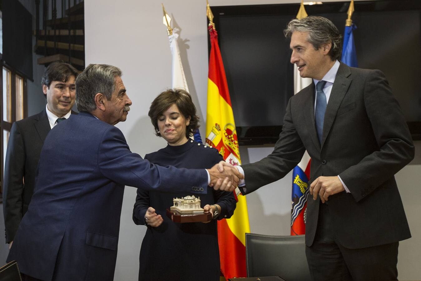 Soraya Sáenz de Santamaria ha participado en la firma de un convenio en el Puerto y en la reunión de delegados y subdelegados de Gobierno de toda España celebrada en el Palacio de La Magdalena
