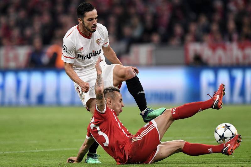 El Bayern de Múnich y el Sevilla, durante el choque de vuelta de cuartos de la Champions en el Allianz Arena.