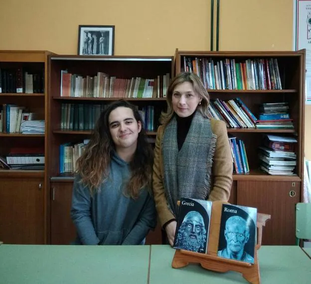 Román Romanov y su profesora, Elena Suárez, con quien irá en mayo a la ciudad natal de Cicerón, en Italia.