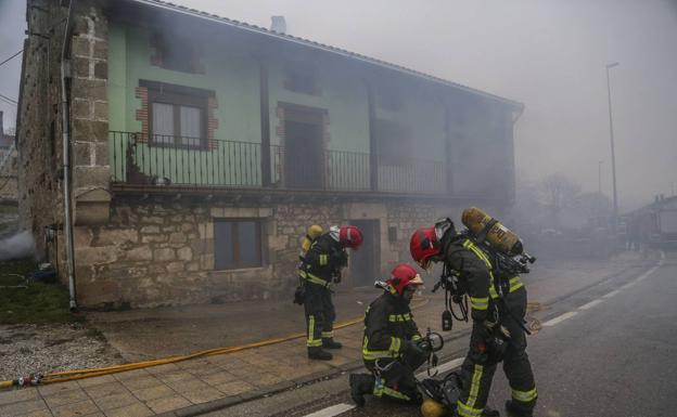 El Gobierno anuncia una ley que unifique las condiciones laborales de bomberos regionales y locales