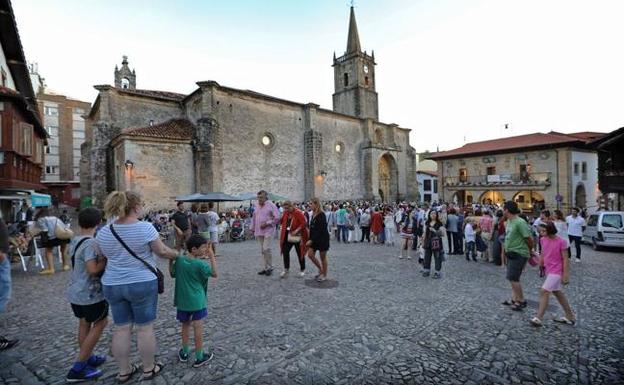 La plaza de la iglesia y el antiguo ayuntamiento de Comillas 