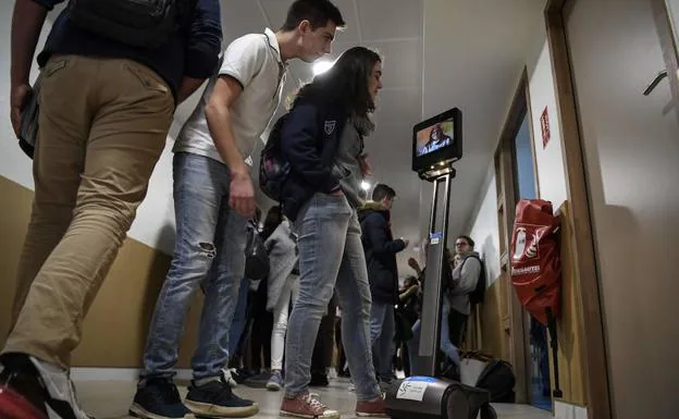 Un robot traslada a través de la pentalla a Lydie, enferma de asma, a su centro escolar. 