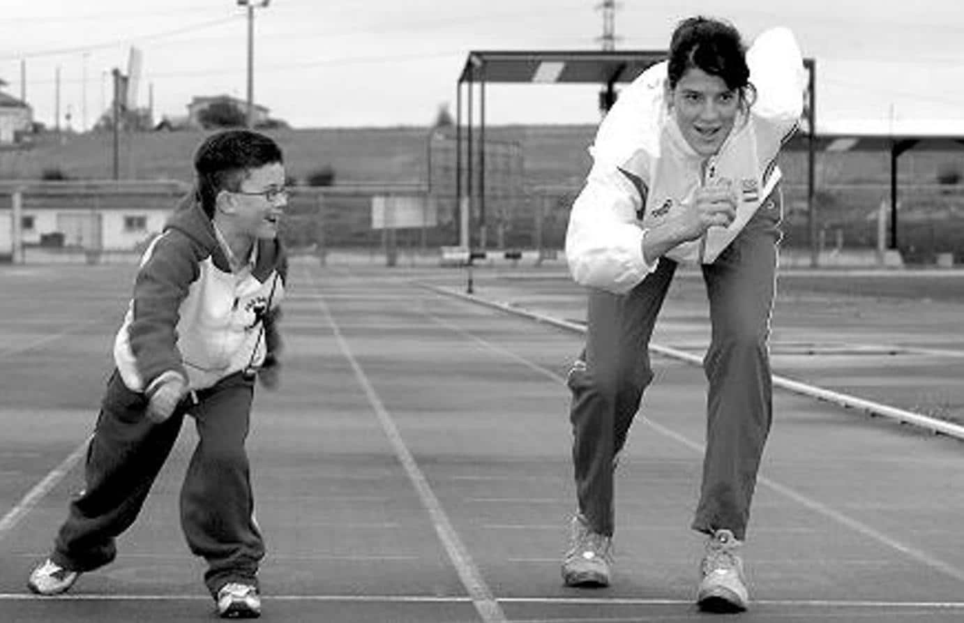 Beitia participó en el calendario de la Fundación Síndrome de Down "Campeones de la vida 2005. En la foto, la atleta junto a Adrián.