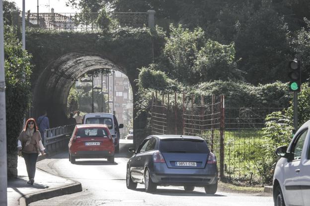  El paso de vehículos por el túnel de Ocharan está regulado en la actualidad por un semáforo.
