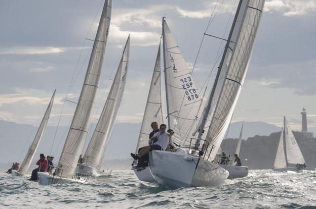 La flota de J80 navega por las aguas del Sardinero durante una de las pruebas del Circuito Montañés del año pasado.