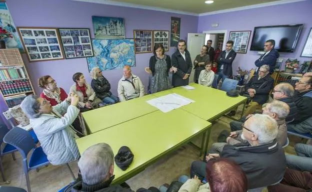 La alcaldesa explicó ayer a los vecinos de Porrúa el proyecto y los plazos. 
