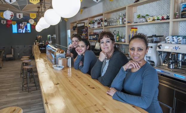 De izquierda a derecha, María Ordóñez, Samantha Heinsohn, Reyes Fernández y Carmen Rodríguez, en la cafetería Taten. 