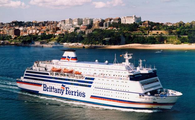 La postal: El ferri atravensando la bahía es una imagen icónica de Santander. Un símbolo. El de la foto es el 'Val de Loire', un barco construido en el año 1987. 