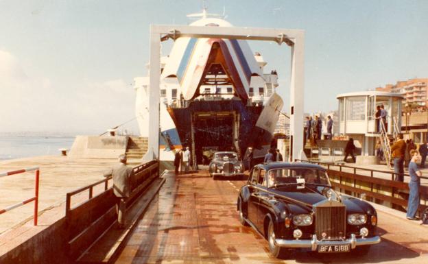 Los ocho Rolls Royce: Fue una de las estampas para la historia. Los ocho coches de lujo que salieron de la proa del 'Armorique' después de la primera travesía. El viaje inaugural en Santander.