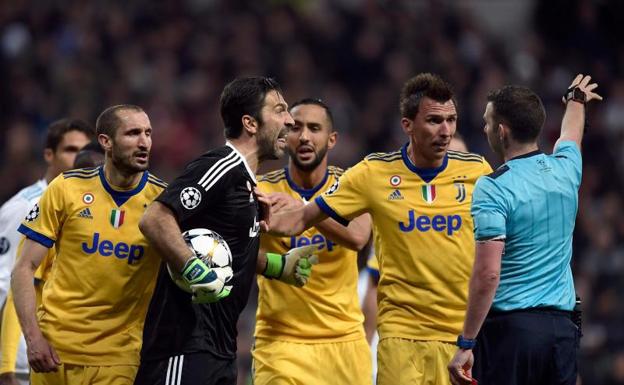 Gianluigi Buffon protesta a Michael Oliver tras el penalti en el Bernabéu. 