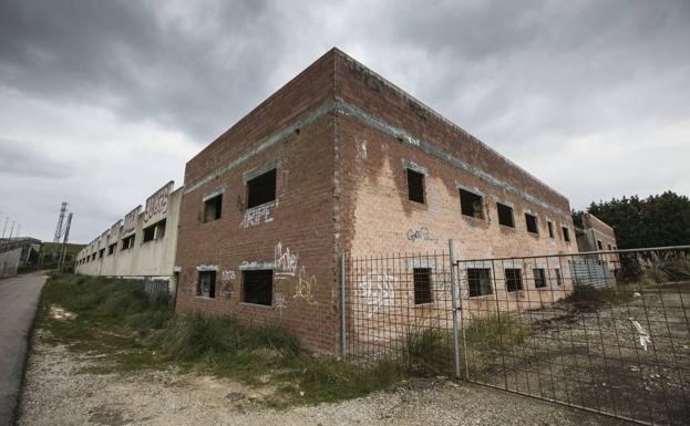 Edificio situado en Ojaiz que albergará la nueva sede de los talleres municipales y de la Policía Local de Santander.