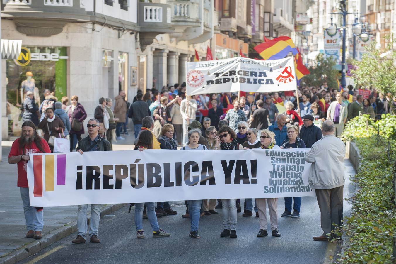 Más de 200 personas, unas 150 según la Policía, se han manifestado en Santander a favor de la III República convocadas por siete organizaciones políticas.