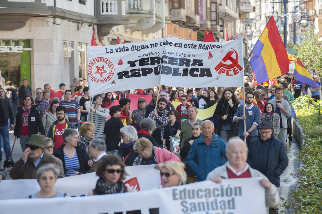 Más de 200 personas, unas 150 según la Policía, se han manifestado en Santander a favor de la III República convocadas por siete organizaciones políticas.