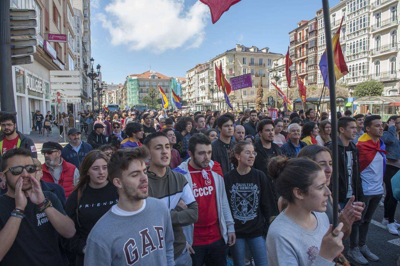 Más de 200 personas, unas 150 según la Policía, se han manifestado en Santander a favor de la III República convocadas por siete organizaciones políticas.