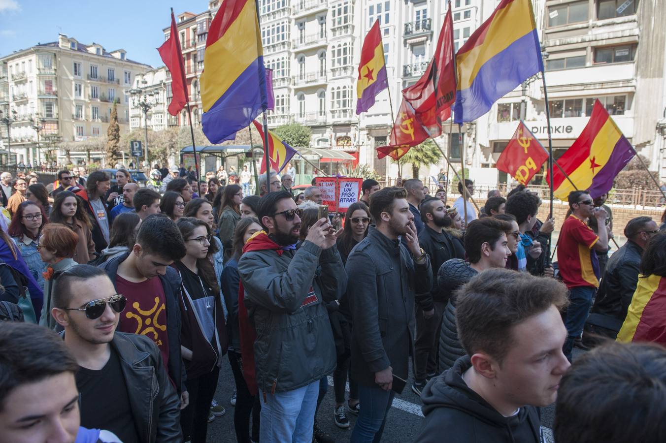 Más de 200 personas, unas 150 según la Policía, se han manifestado en Santander a favor de la III República convocadas por siete organizaciones políticas.