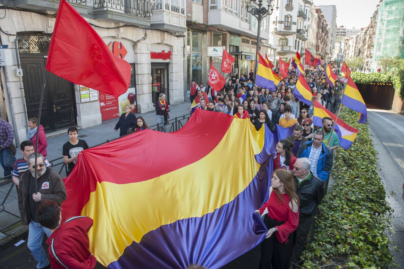 Más de 200 personas, unas 150 según la Policía, se han manifestado en Santander a favor de la III República convocadas por siete organizaciones políticas.