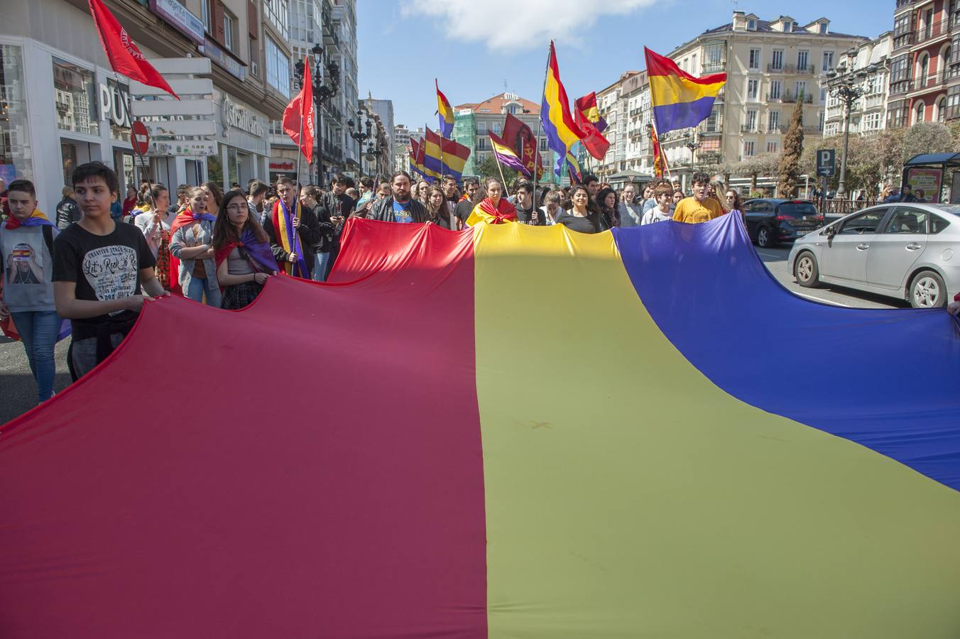 Más de 200 personas, unas 150 según la Policía, se han manifestado en Santander a favor de la III República convocadas por siete organizaciones políticas.