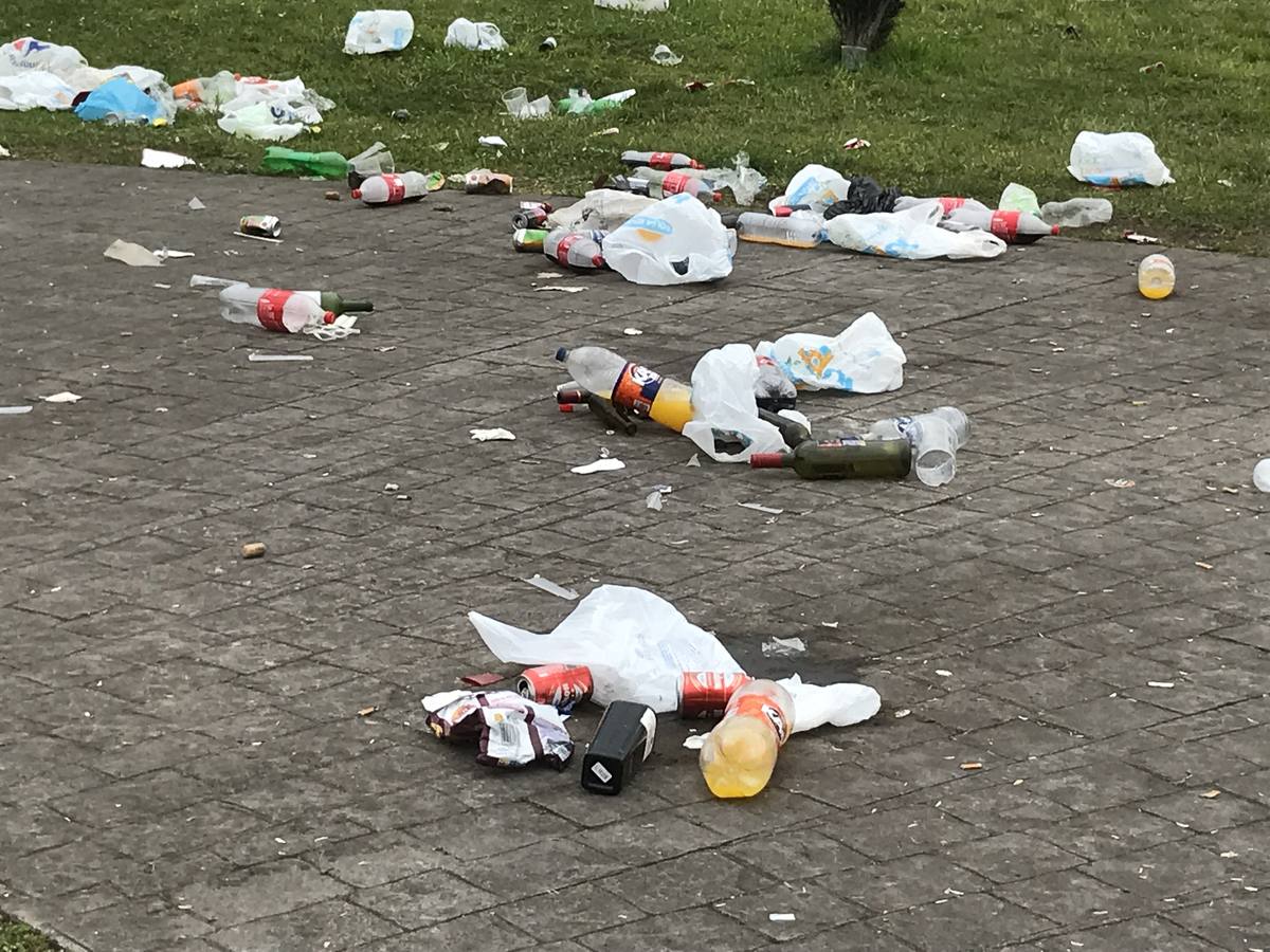 Fotos: Así queda el parque Mies de Meji, en Tanos, tras los multitudinarios botellones de cada fin de semana