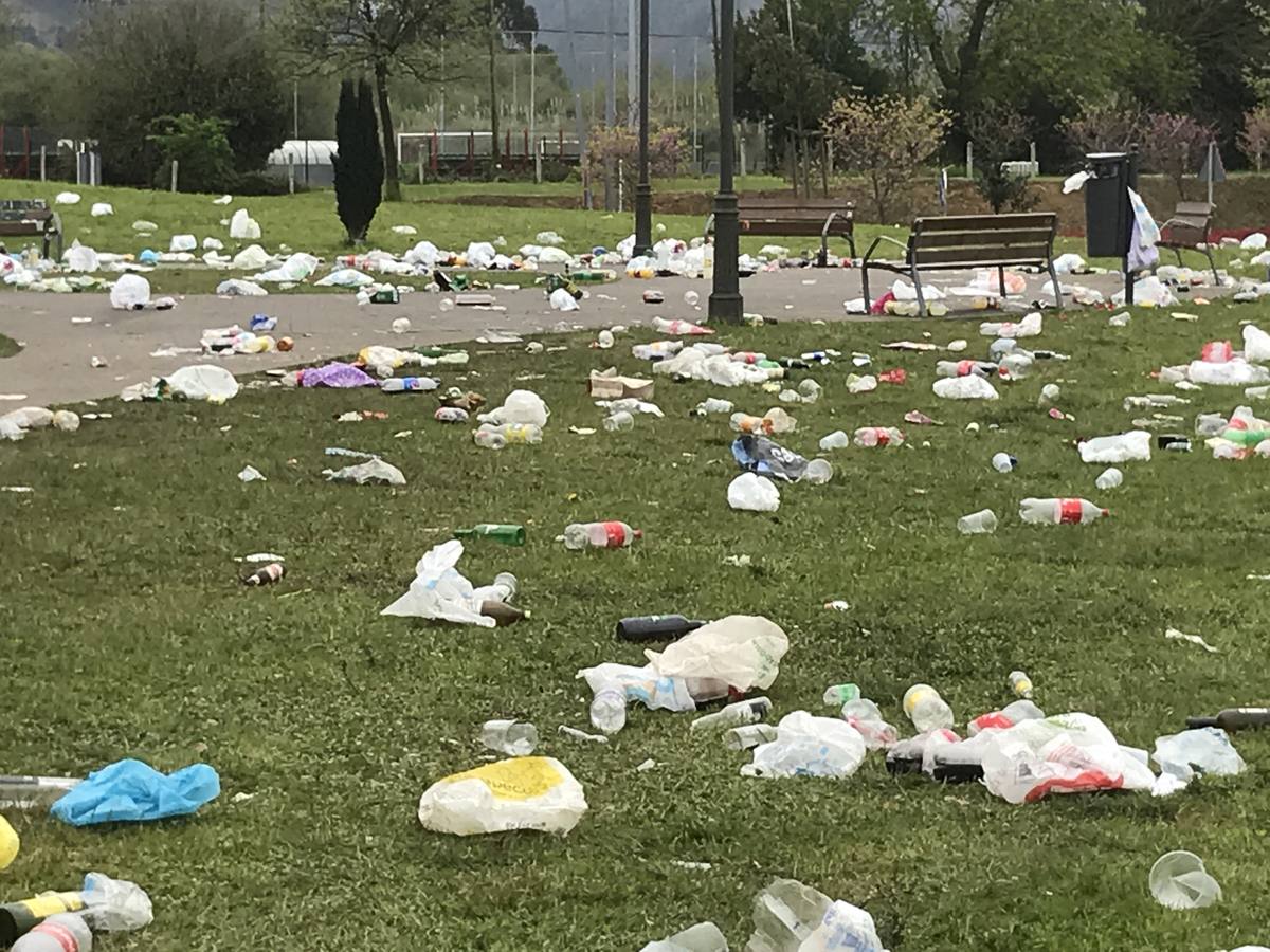 Fotos: Así queda el parque Mies de Meji, en Tanos, tras los multitudinarios botellones de cada fin de semana