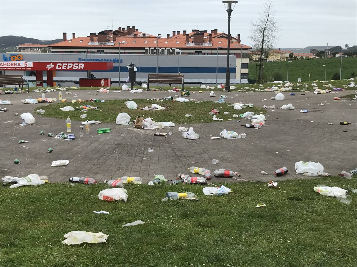 Fotos: Así queda el parque Mies de Meji, en Tanos, tras los multitudinarios botellones de cada fin de semana