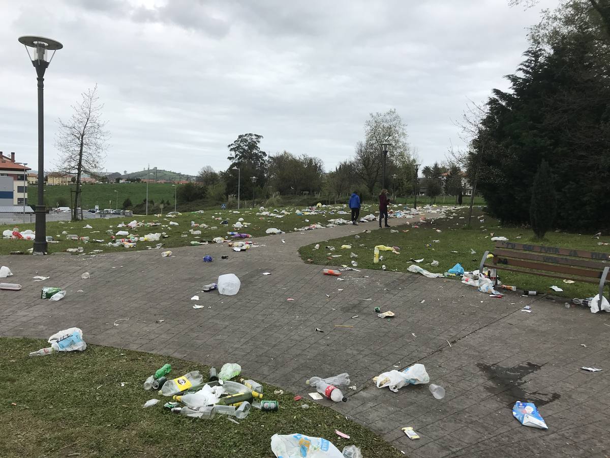 Fotos: Así queda el parque Mies de Meji, en Tanos, tras los multitudinarios botellones de cada fin de semana