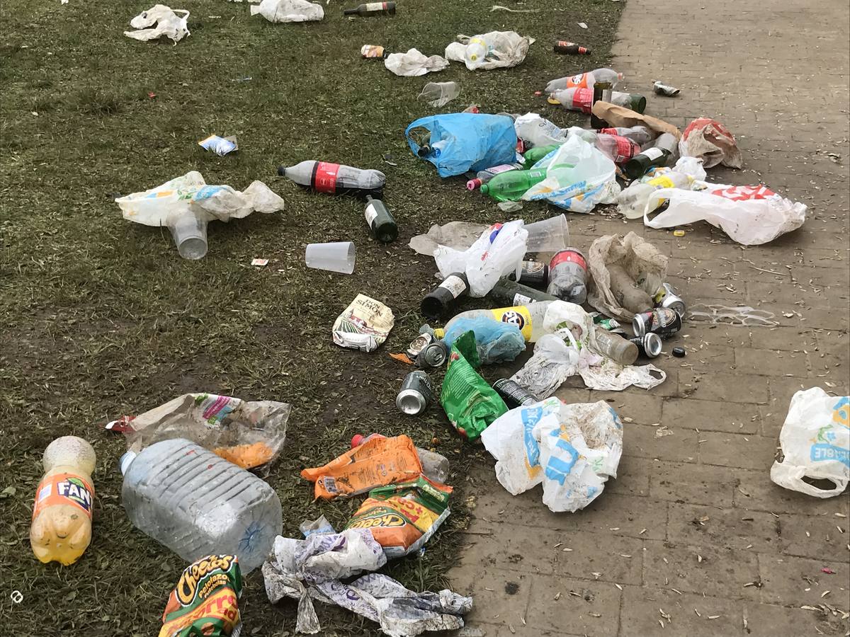 Fotos: Así queda el parque Mies de Meji, en Tanos, tras los multitudinarios botellones de cada fin de semana