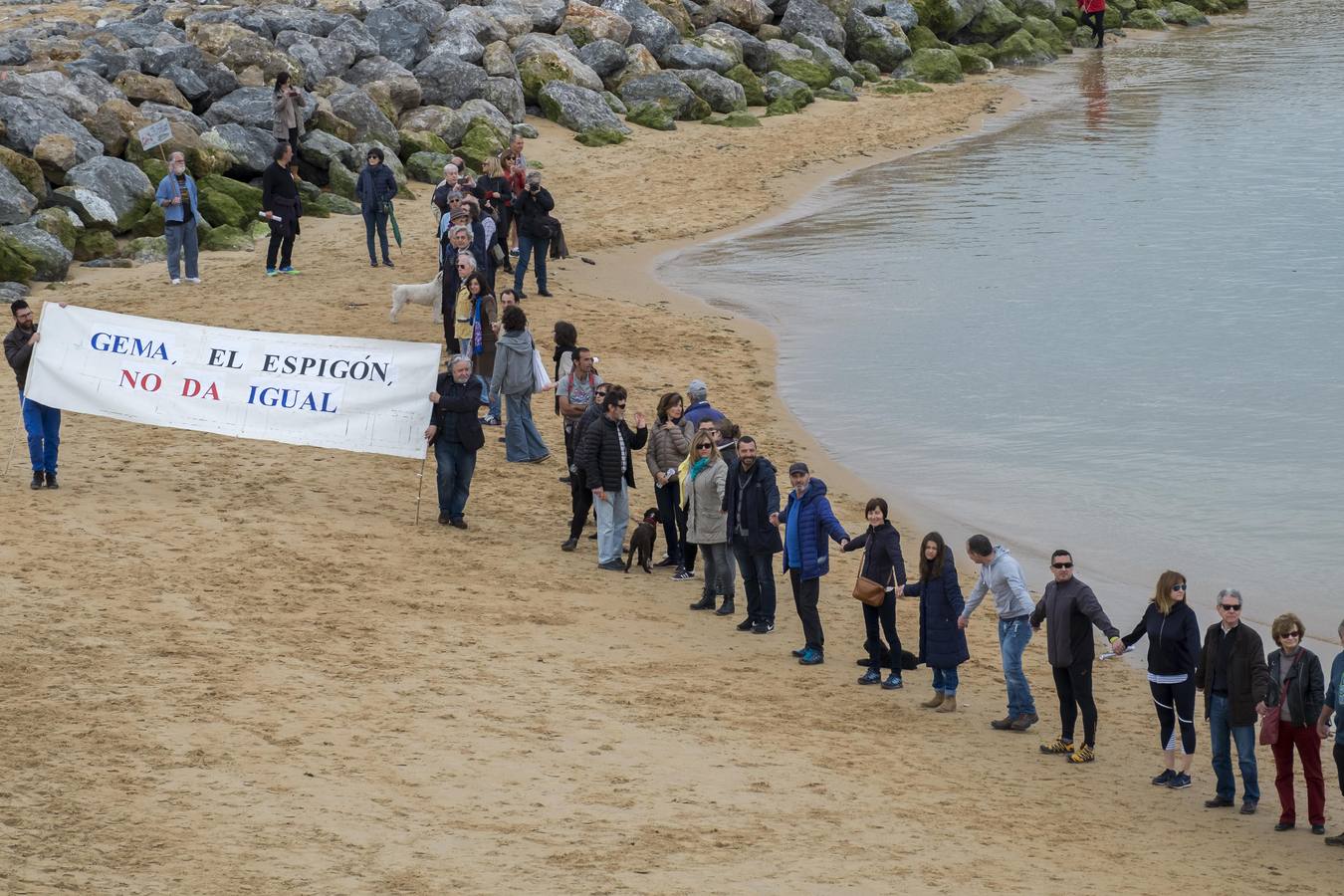 Una cadena humana entre La Magdalena y Los Peligros ha protagonizado este domingo la cuarta acción de protesta contra los diques que está construyendo el Ministerio de Medio Ambiente para la estabilización de los arenales santanderinos.