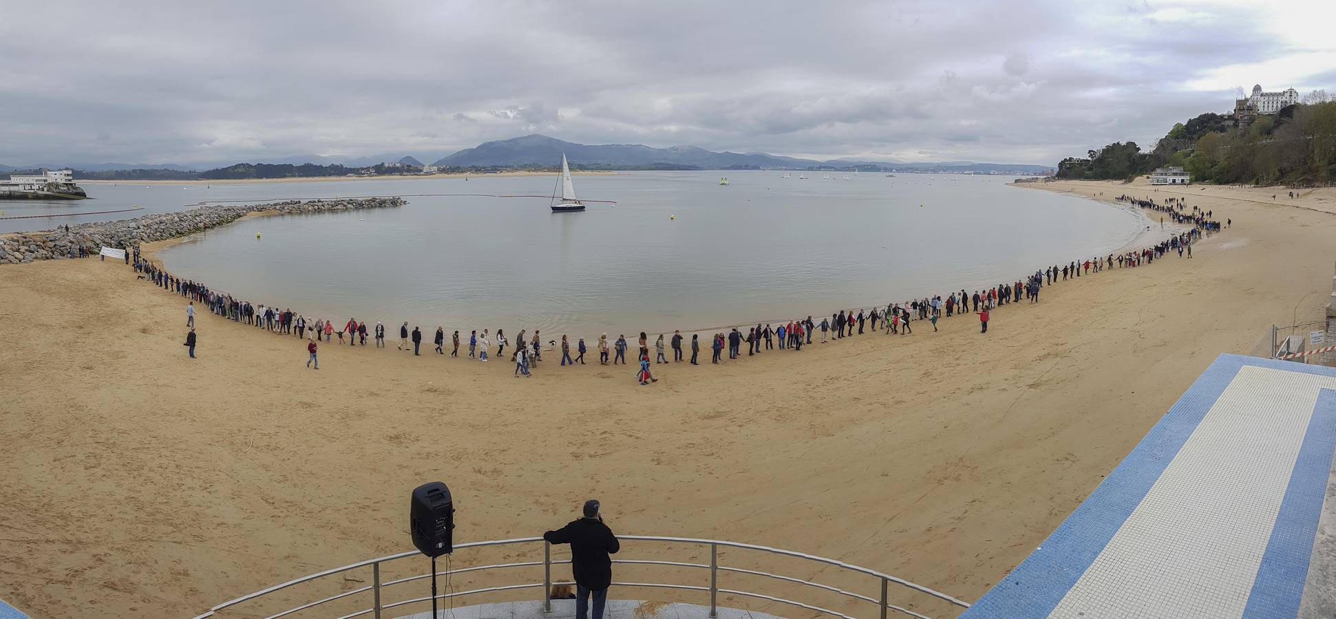 Una cadena humana entre La Magdalena y Los Peligros ha protagonizado este domingo la cuarta acción de protesta contra los diques que está construyendo el Ministerio de Medio Ambiente para la estabilización de los arenales santanderinos.