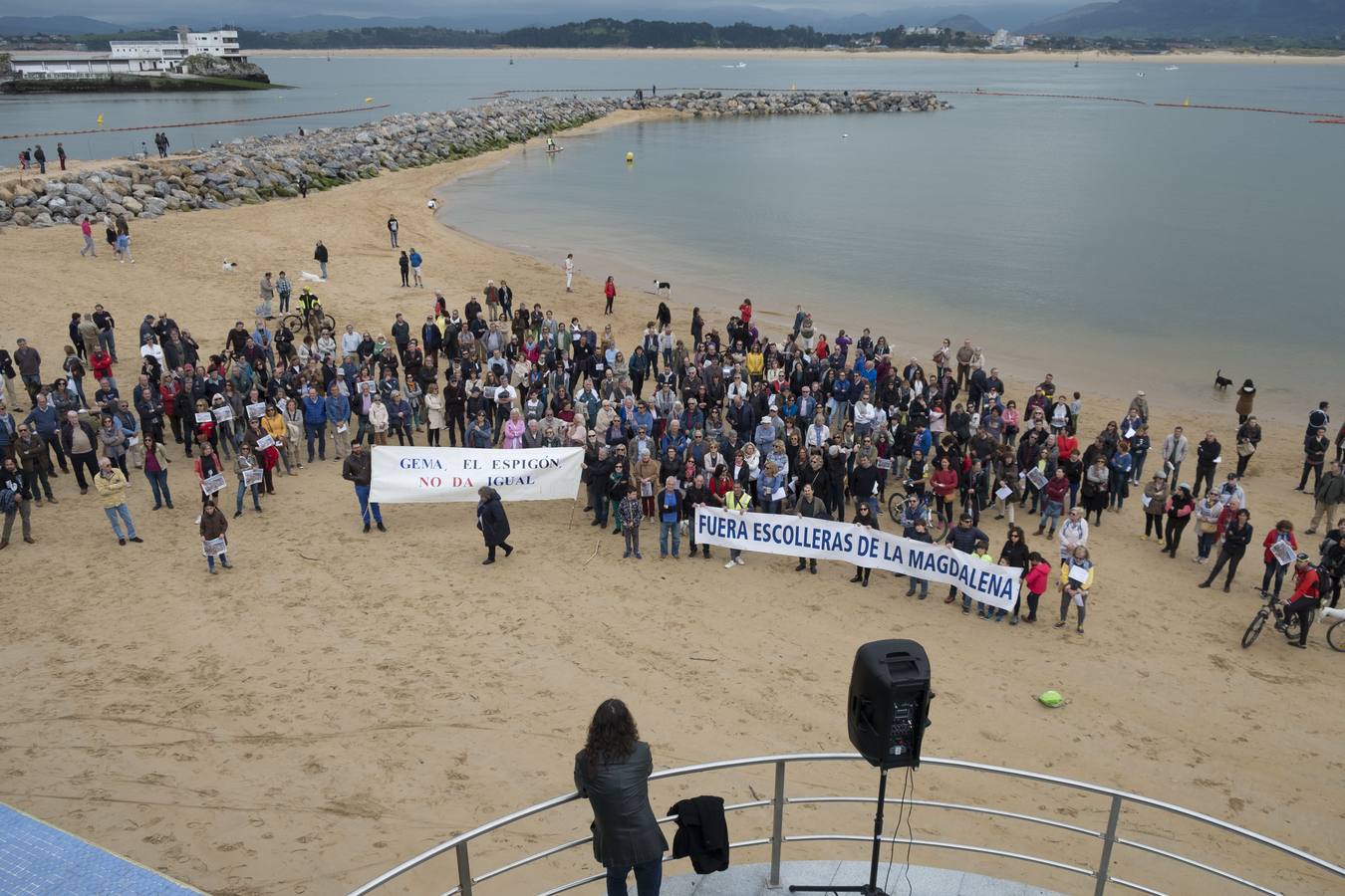 Una cadena humana entre La Magdalena y Los Peligros ha protagonizado este domingo la cuarta acción de protesta contra los diques que está construyendo el Ministerio de Medio Ambiente para la estabilización de los arenales santanderinos.