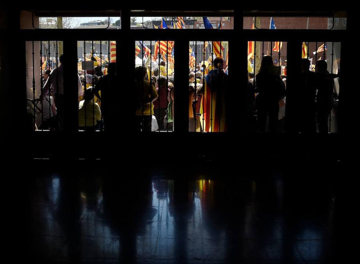 Miles de personas se manifiestan en Barcelona por los presos soberanistas.