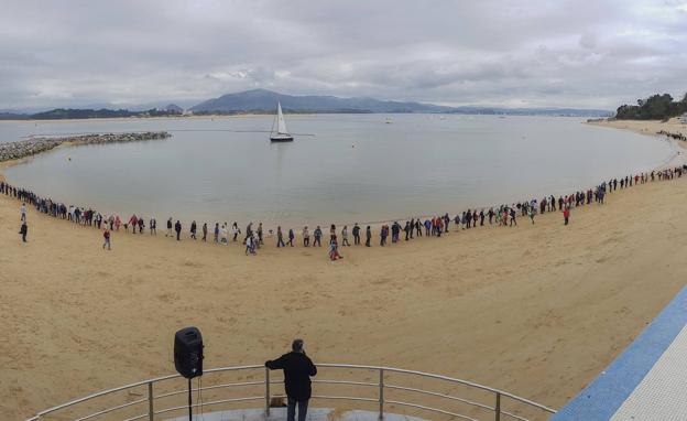 Una cadena humana protagoniza la cuarta acción de protesta contra los diques de La Magdalena