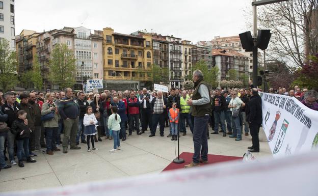 Cientos de cazadores piden en Santander respeto para la caza