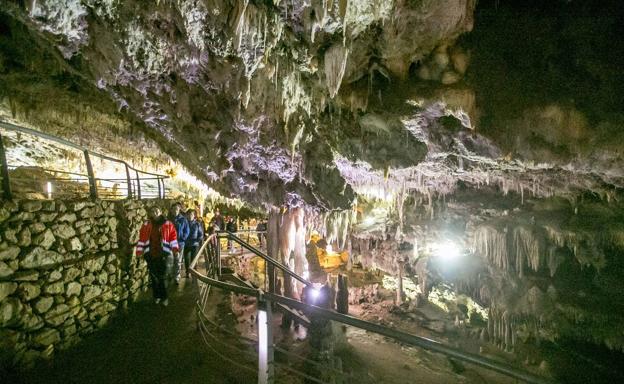 Noches de hotel y entradas a la cueva de El Soplao, una estrategia para ganar visitantes. 
