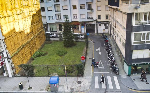 Solar situado en la calle La Paz de Santander que albergará el nuevo edificio municipal.