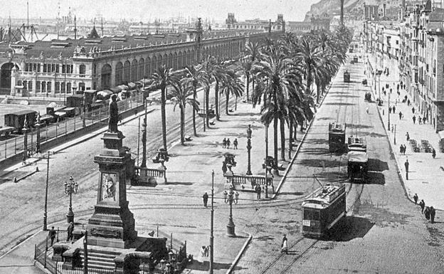 Paseo de Colón de Barcelona en los años veinte, con la estatua del marqués en primer término.