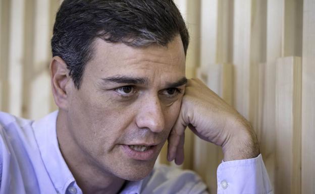 Pedro Sánchez, en una cafetería de Cartes antes del comienzo del mitin.