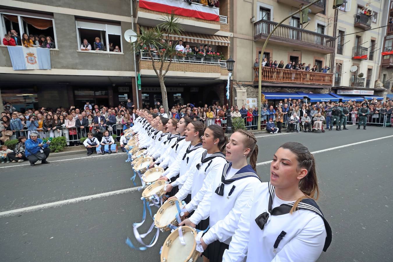 Los barquereños cumplieron con la tradición de llevar a su patrona en una multitudinaria procesión