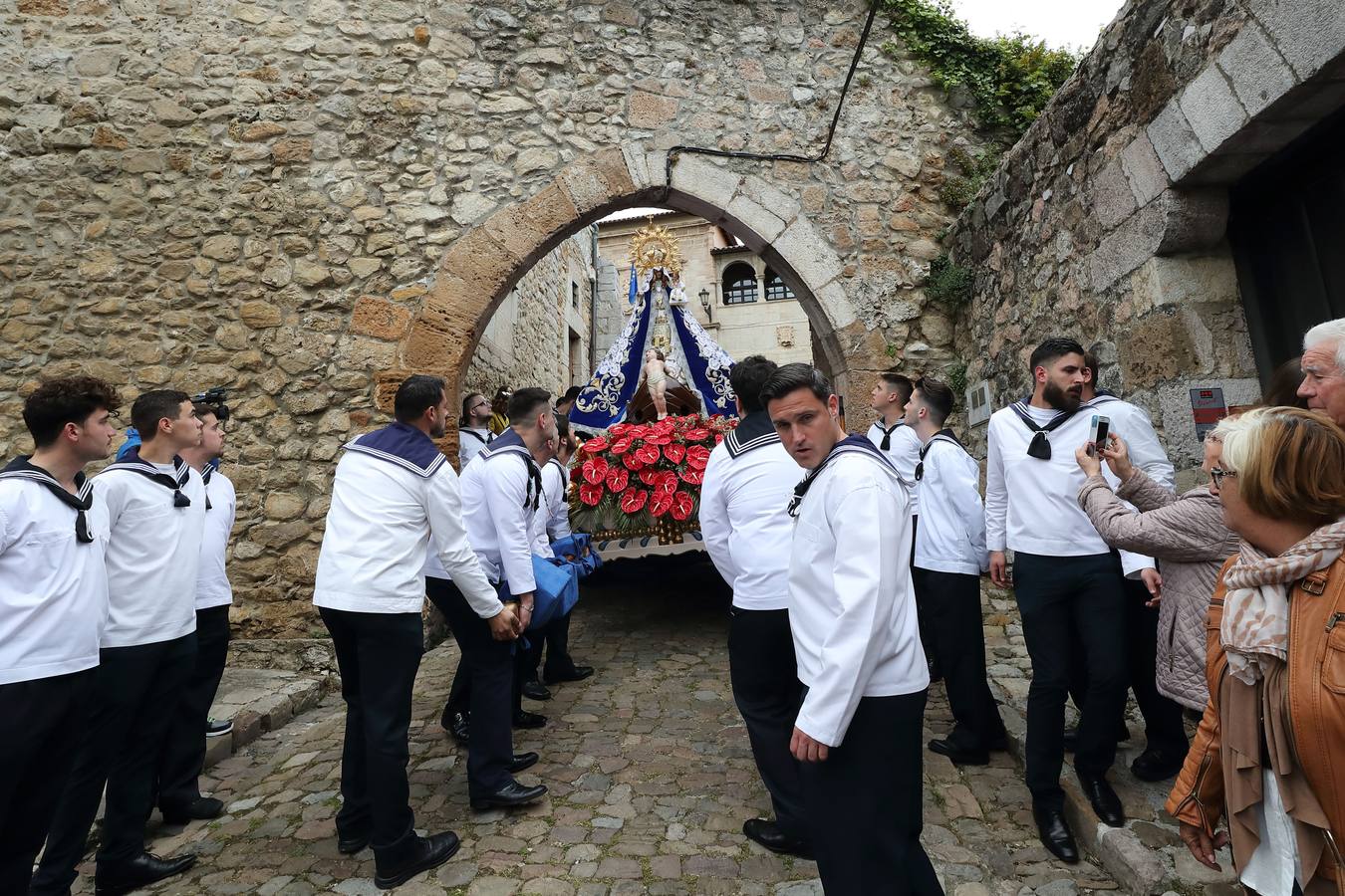 Los barquereños cumplieron con la tradición de llevar a su patrona en una multitudinaria procesión