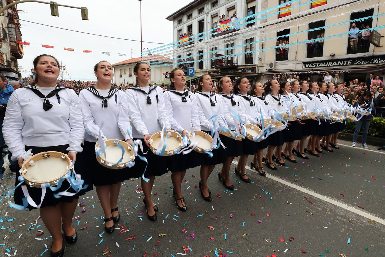 Los barquereños cumplieron con la tradición de llevar a su patrona en una multitudinaria procesión