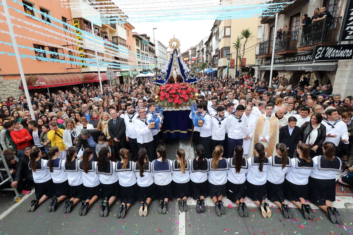 Los barquereños cumplieron con la tradición de llevar a su patrona en una multitudinaria procesión