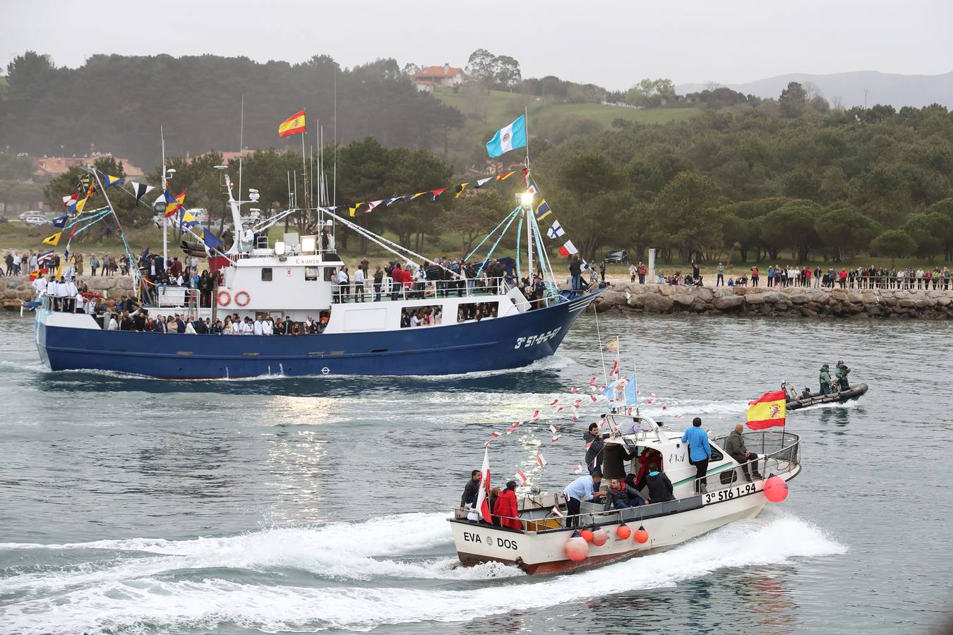 Los barquereños cumplieron con la tradición de llevar a su patrona en una multitudinaria procesión