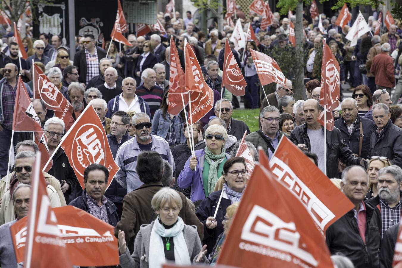 Miles de personas se han manifestado en Santander en defensa de las pensiones públicas.