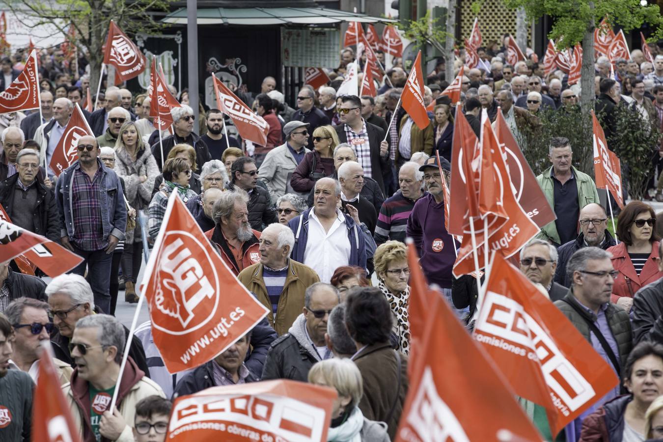 Miles de personas se han manifestado en Santander en defensa de las pensiones públicas.