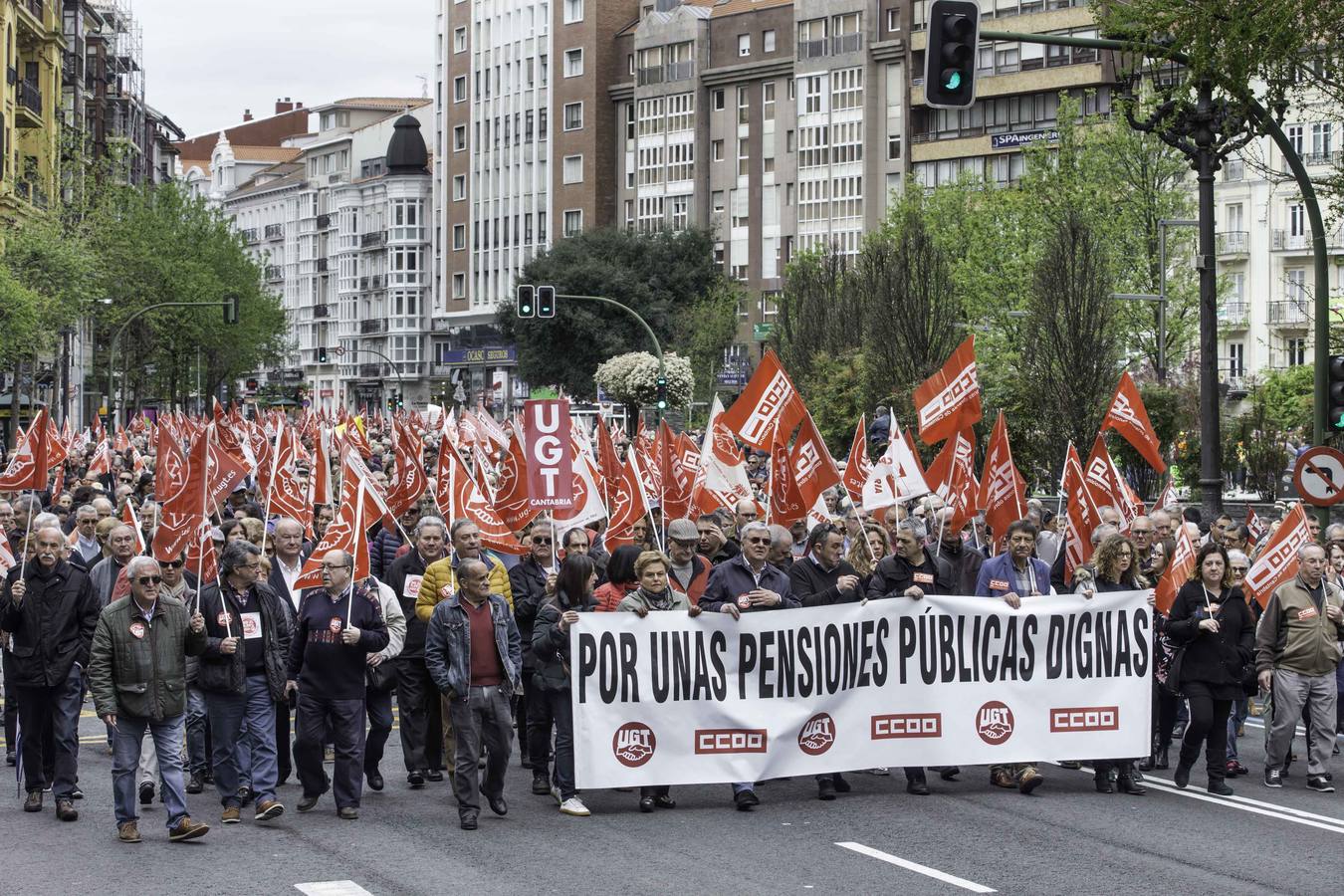 Miles de personas se han manifestado en Santander en defensa de las pensiones públicas.