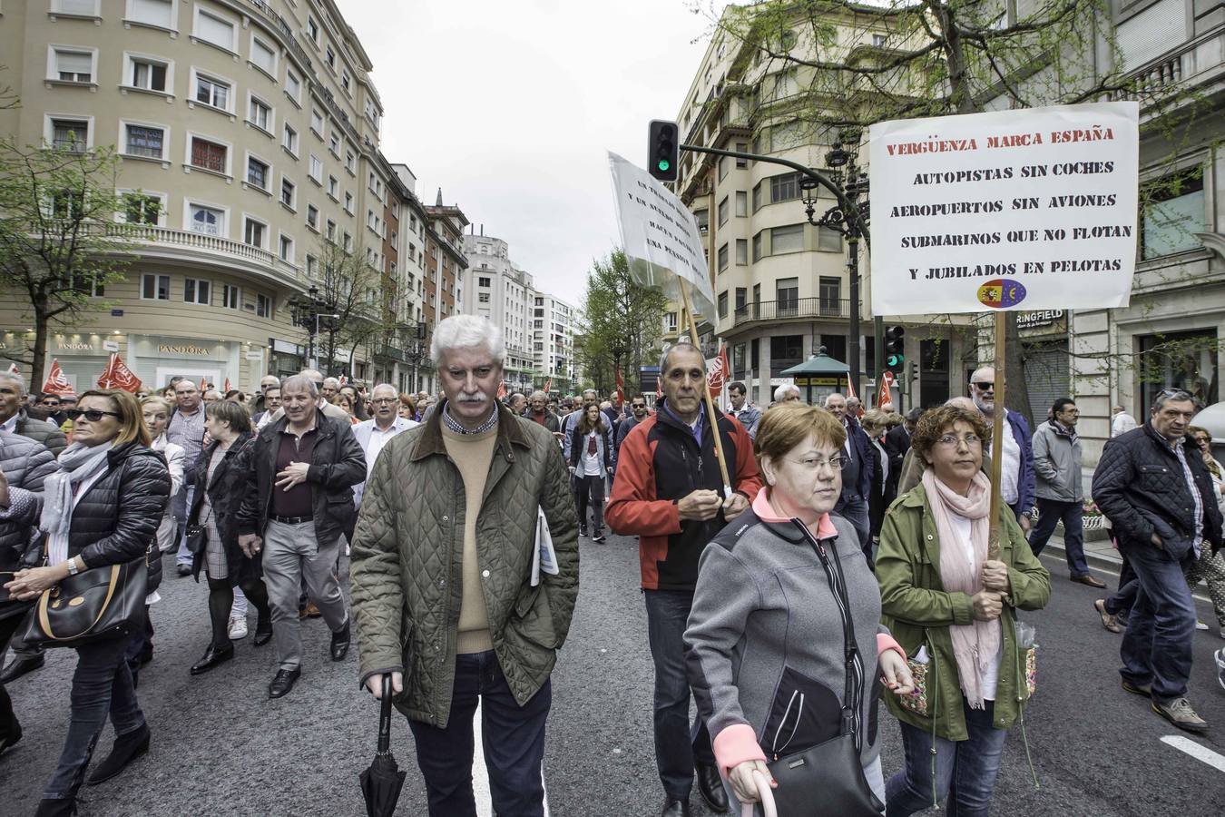 Miles de personas se han manifestado en Santander en defensa de las pensiones públicas.