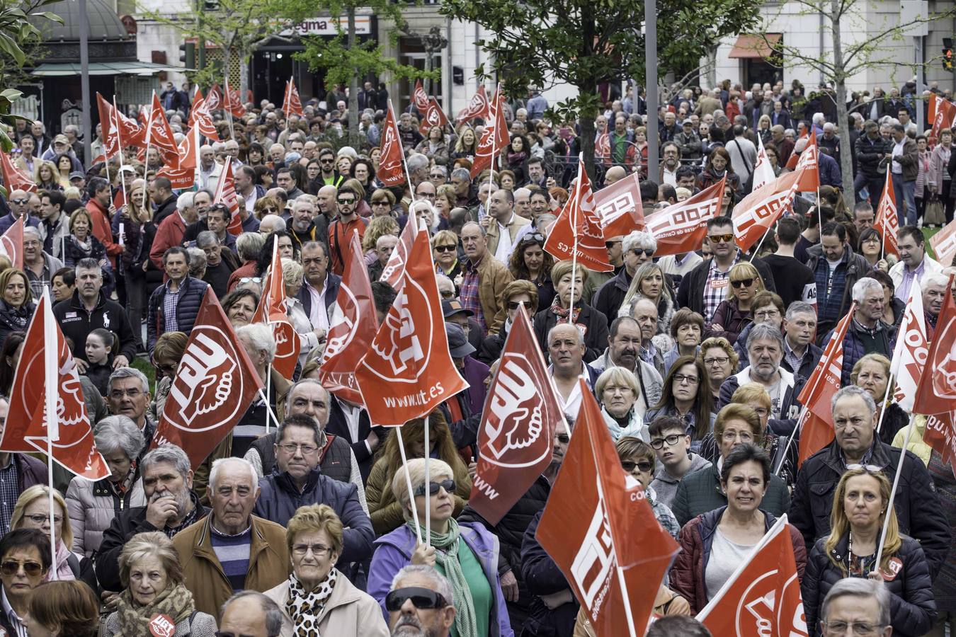 Miles de personas se han manifestado en Santander en defensa de las pensiones públicas.