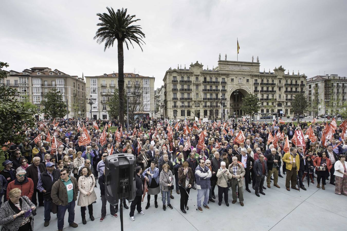 Miles de personas se han manifestado en Santander en defensa de las pensiones públicas.