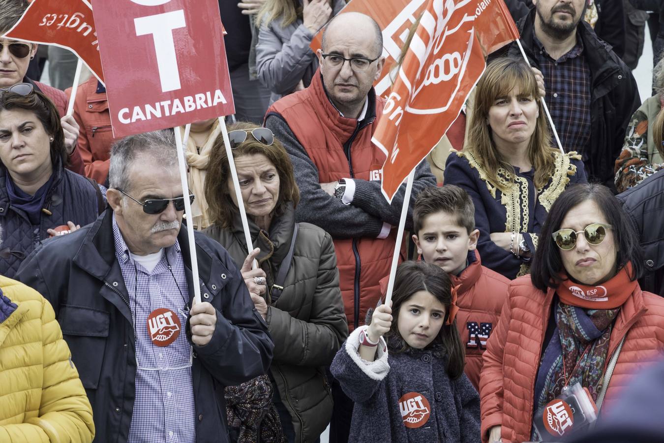 Miles de personas se han manifestado en Santander en defensa de las pensiones públicas.